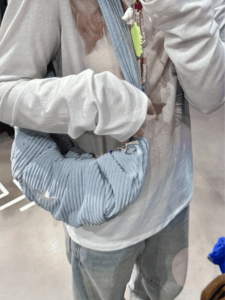 Adidas 灯芯绒饺子包 5
