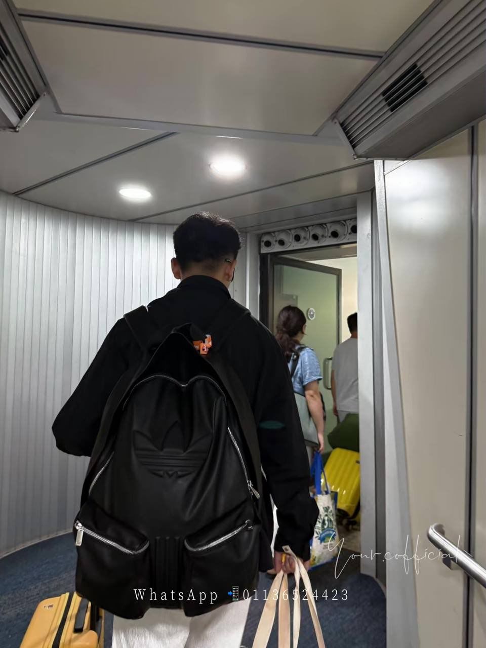 Adidas经典黑色双肩包 7