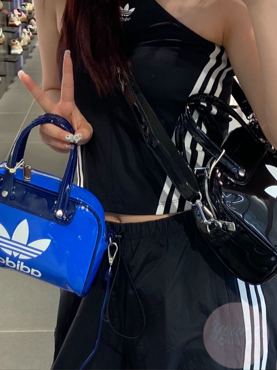 Adidas漆皮果冻包 蓝色 4